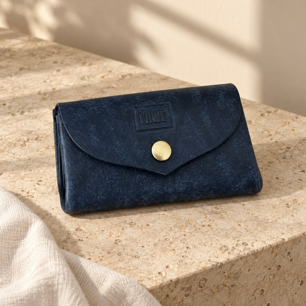 LÅWE Envelope compact leather wallet in a lifestyle setting
