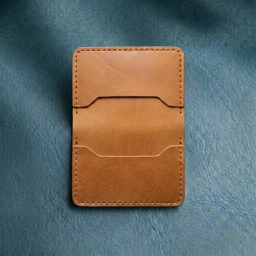 LÅWE Honey Edge - light brown leather cardholder on a textured blue background